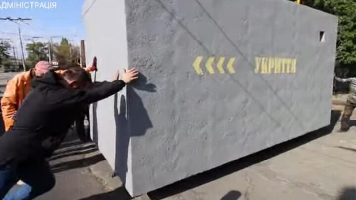 У Херсоні показали встановлення мобільного укриття