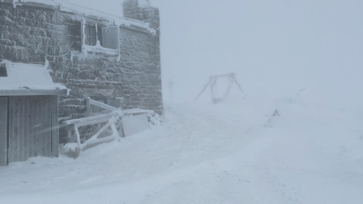У Карпатах намело пів метра снігу й вдарив мороз