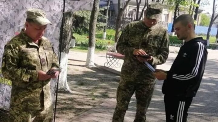 У Кривому Розі чоловік поранив ножем двох працівників ТЦК