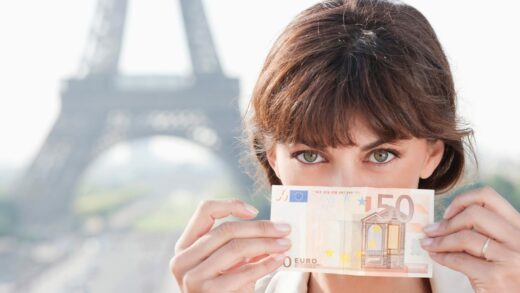 Євро "ослаб" через політичну кризу у Франції