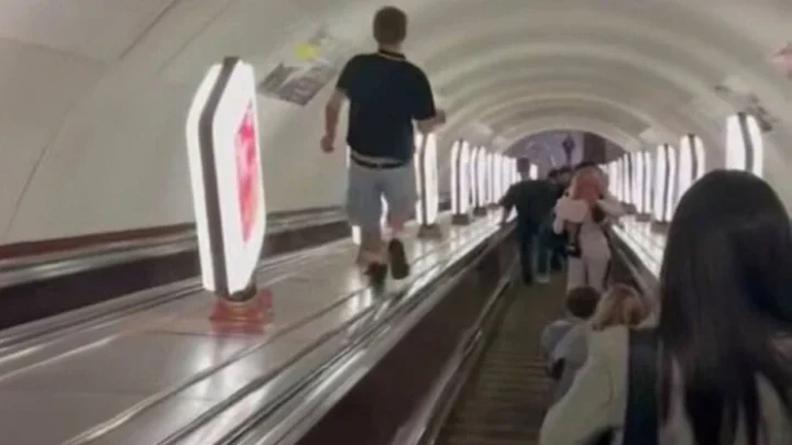Поліція затримала юнака, який бігав у метро по балюстраді ескалатора