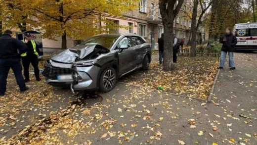 У Києві легковик вилетів на тротуар після зіткнення з вантажівкою, є постраждалі