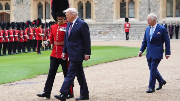 Трамп декілька разів порушив королівський етикет під час візиту до Британії