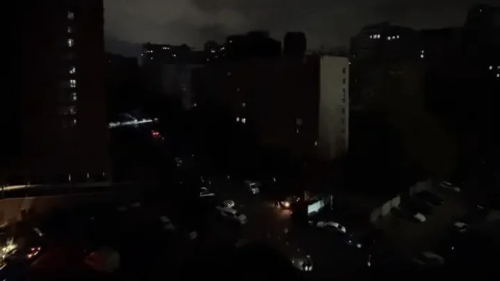 У деяких районах Києва зникло світло: названо причину