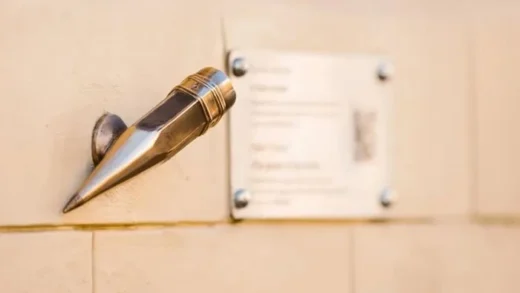 У Києві на Подолі з’явилася нова мініскульптура «Сила слова»