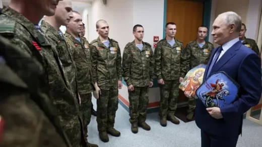 Путін з іконами провідав фейкових військових у шпиталі (фото, відео)