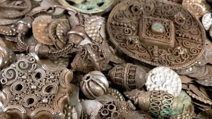 У Швеції чоловік копав черв’яків для риболовлі, а натрапив на унікальний середньовічний скарб