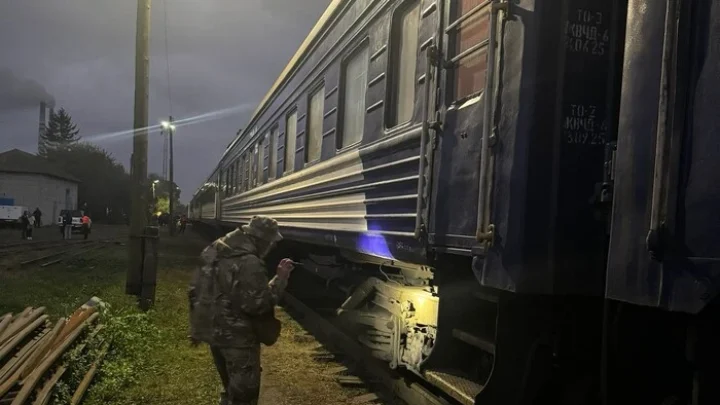 На Прикарпатті правоохоронці зупинили потяг, пасажирів евакуювали