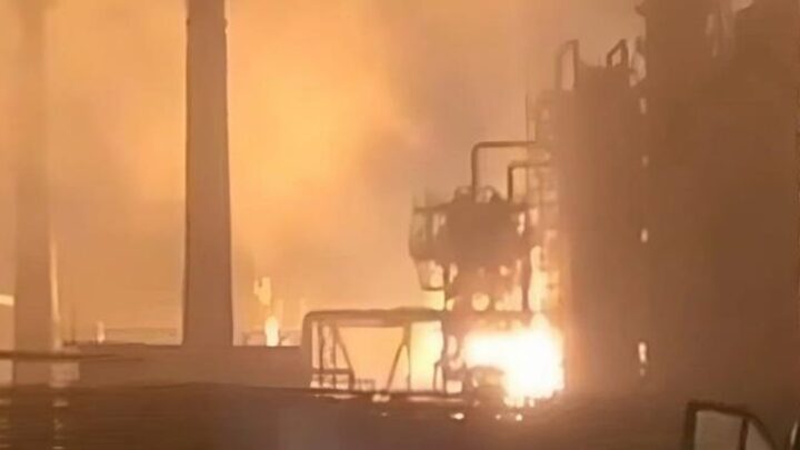 ЗМІ: Дрони "зупинили" роботу великого НПЗ Росії