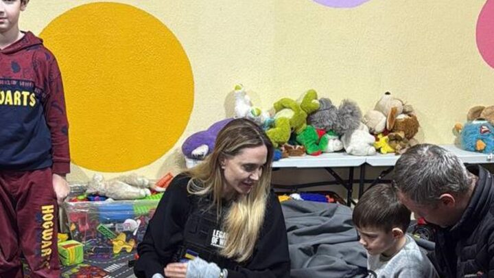 СюжетДжолі в Україні: похід в ТЦК і зустріч з дітьми