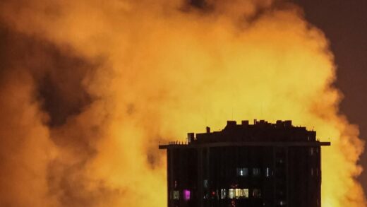 Третя за ніч тривога: у центрі Києва пожежа