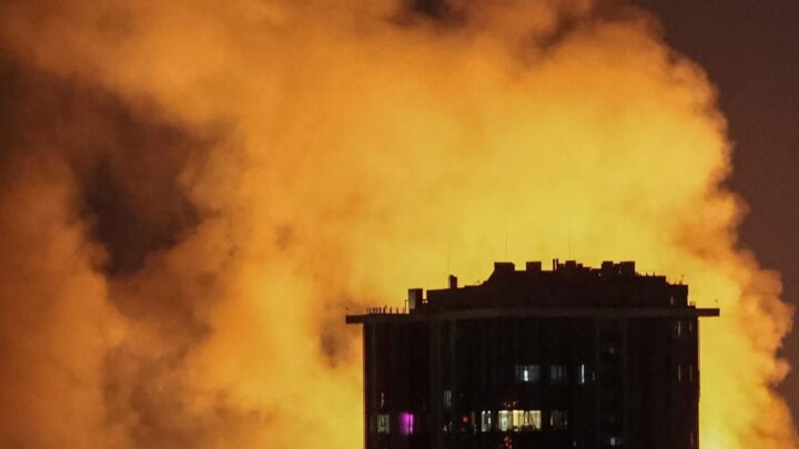 Третя за ніч тривога: у центрі Києва пожежа