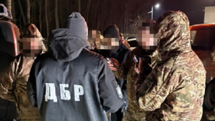 Затримано експосадовця ТЦК, який за гроші вивозив військових із частин
