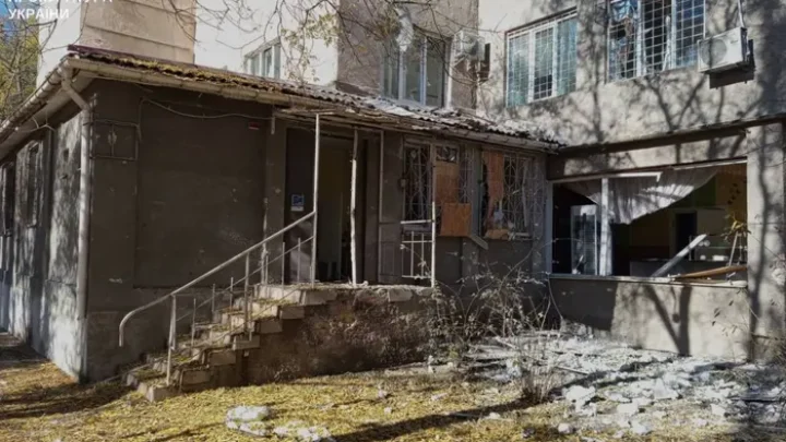 Окупанти обстріляли дитячу лікарню у Херсоні: є постраждалі (фото)
