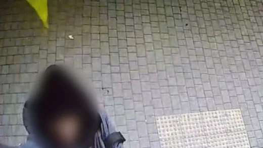 В Одесі затримано жінку, яка зірвала та викинула у смітник прапор України (фото)