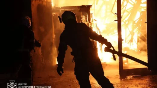 У Дніпрі спалахнуло цивільне підприємство внаслідок атаки РФ (фото)