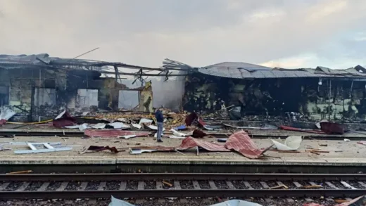 Наслідки атаки на залізничну інфраструктуру Сумщини й Харківщини: моторошні фото