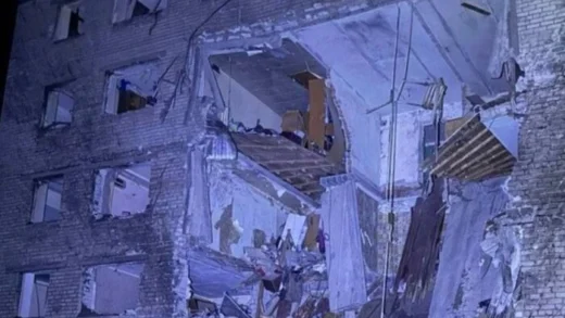 Запоріжжя: Російські снаряди влучили у гуртожиток, зруйновано кілька поверхів