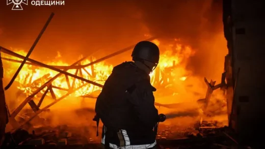 РФ вдарила по Одещині: є постраждалий, спалахнули масштабні пожежі
