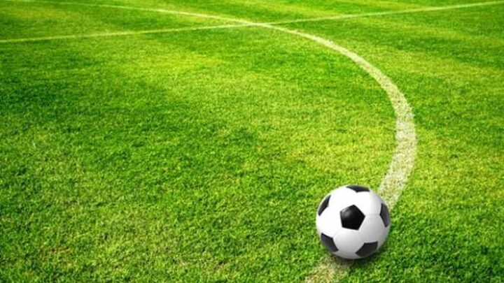 Прифронтова Лозова переплатила за штучну траву для футбольного поля вдвічі