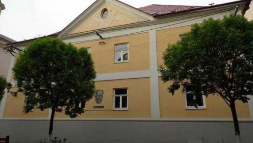 Ужгородська музична школа придбала преміальний рояль під час війни за понад 2 мільйони гривень