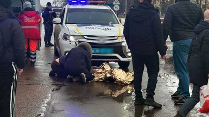У Прилуках на Чернігівщині поліціянти на службовому авто збили двох людей: дитина загинула