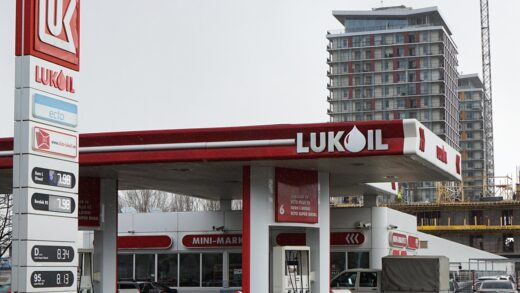Румунія готує державний контроль над активами Лукойла