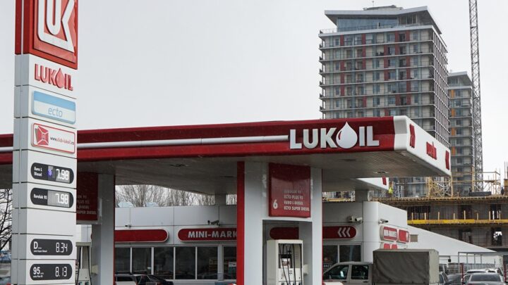 Румунія готує державний контроль над активами Лукойла