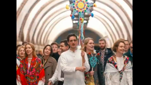 Працівники західних посольств заспівали Щедрика у метро Києва