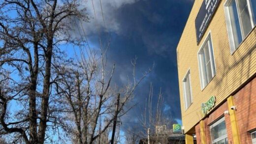 Новошахтинський НПЗ загорівся після "10 вибухів"