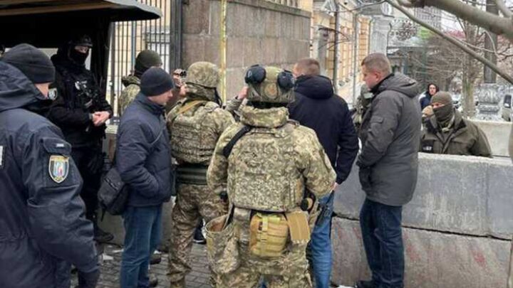 Спецпризначенці УДО заблокували доступ детективам НАБУ і САП для проведення обшуків у ВР