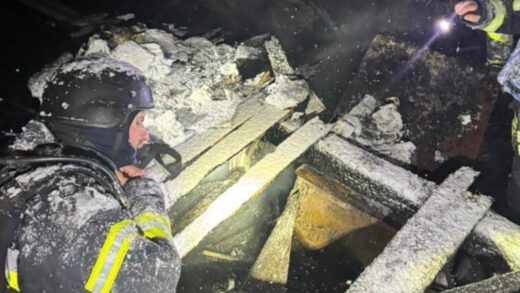 Удари РФ по Київщині: рятувальники дістали з-під завалів родину з дитиною