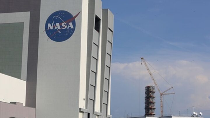 Мегаракету NASA вивели на позицію для пілотованого польоту на Місяць