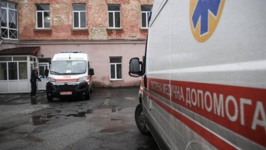 Росіяни обстріляли лікарню у Херсоні: постраждали медики