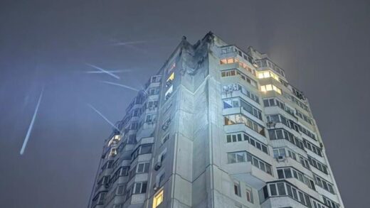Дрон росіян пошкодив багатоповерхівку в Києві