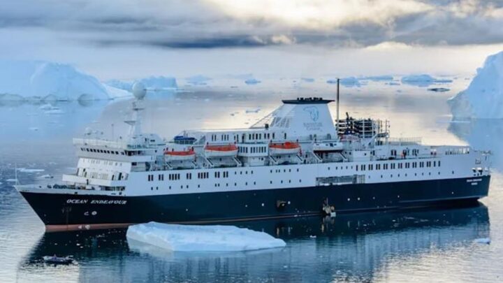 "Плавуча казарма": Данія відправила в Гренландію радянський корабель