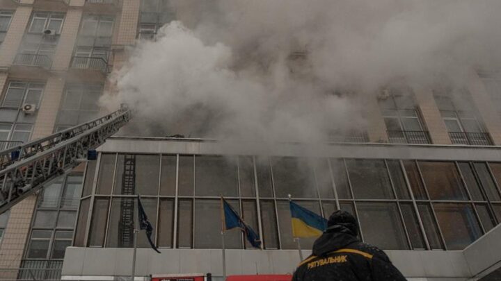 У центрі Києва спалахнула пожежа в готелі