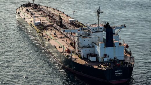 Танкери з російською нафтою дрейфують біля Китаю