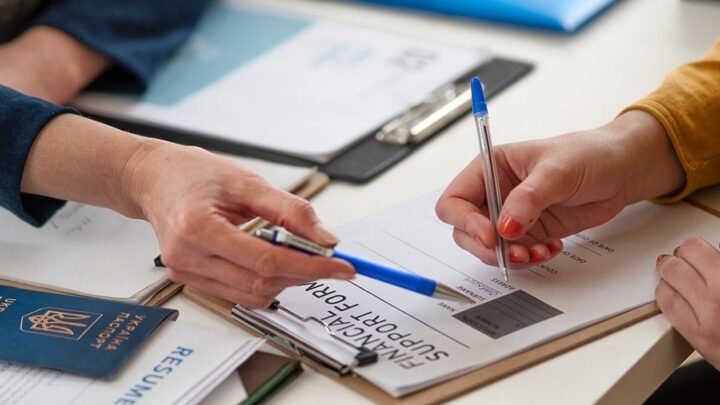 Не лише переселенці: хто може отримати фінансову допомогу в Україні