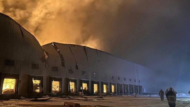 На Київщині горять склади Рошен - соцмережі