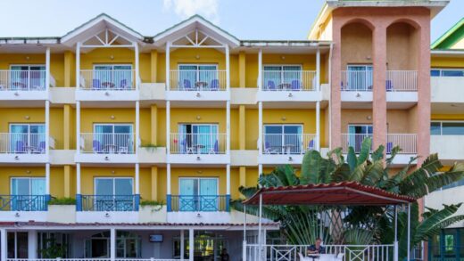 Російських туристів почали виселяти з готелів на Кубі