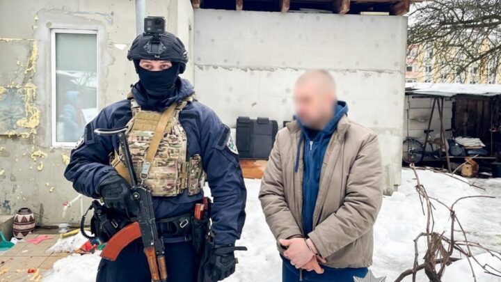 Викрав авто з полігону і відстрілювався: затримання дезертира