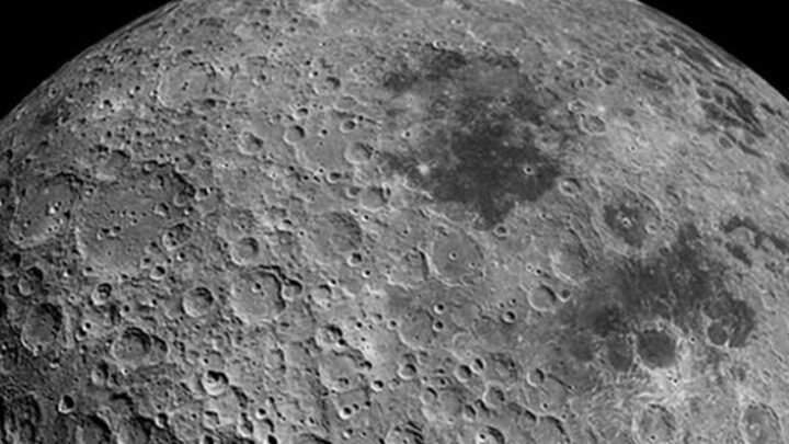 Місяць стискається і тріскається - вчені