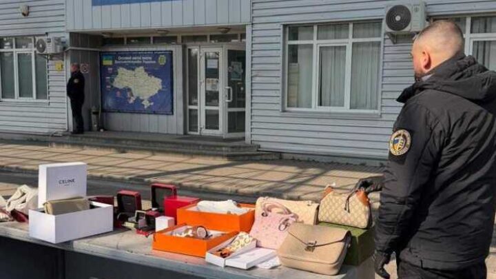 На кордоні в Ужгороді у водія вилучили незадекларовані брендові речі на 1,8 мільйона гривень
