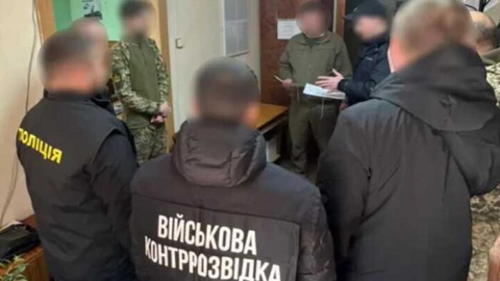 Корупційний тандем: працівник ТЦК з батьком продавали військові квитки за 900 доларів