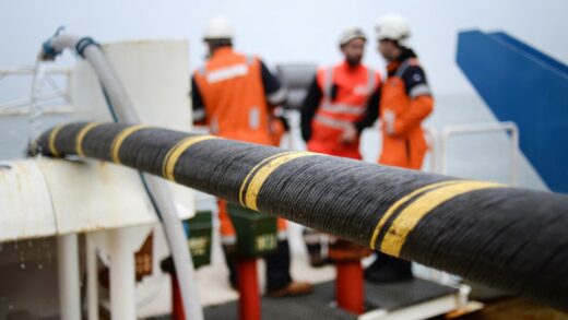 З дна океану підіймають перший оптоволоконний трансатлантичний кабель