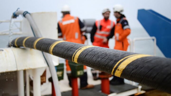 З дна океану підіймають перший оптоволоконний трансатлантичний кабель