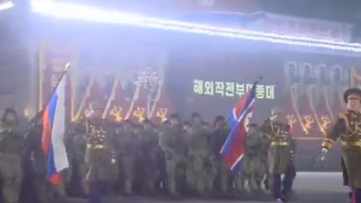 Військові КНДР йшли на параді під прапором РФ: Україна іронічно відповіла