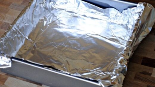 Блискуча чи матова: яка сторона фольги є безпечною при куховарстві