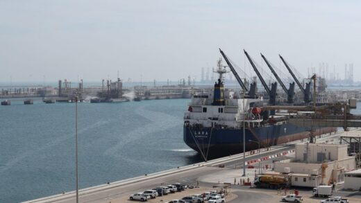 На Близькому Сході припиняють роботу нафтові та газові об'єкти